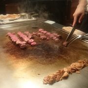 目の前で焼いてくれる神戸牛