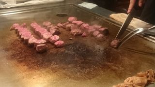 目の前で焼いてくれる神戸牛