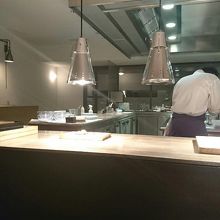 オープンキッチンと客席の間に全く境目がないので不思議でした