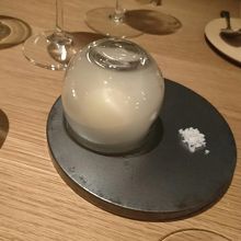 中にはスモークの煙が渦巻いていて蓋を取ると中からバターが・・