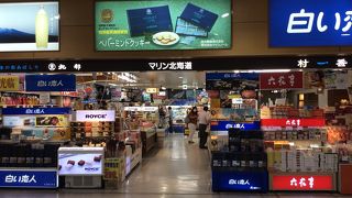  この地方のお土産が揃う。