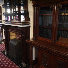 暖炉や本棚もすごくいい木材を使っていそうでため息が出ます