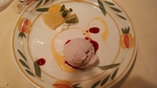 シェフおまかせのデザート盛合わせ