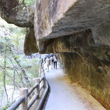 岩を削り作った遊歩道。