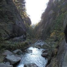 谷は深く、空が狭いので暗く感じます。