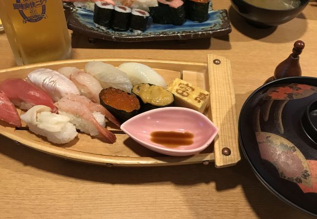 明るく広い店内