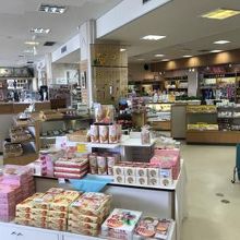 １階はお土産メイン、フードコートもありました。