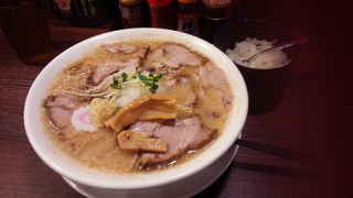 肉で麺が見えない