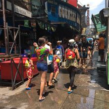 この日ばかりは健康的で楽し気な通りになります