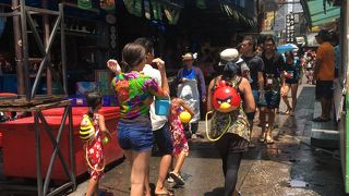 ソンクランの頃、水掛け合って賑わいます