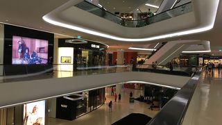 ブティックと食事、スーパー系のおみやげもあり