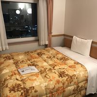 シングルですがセミダブルくらいのベッドです。