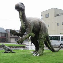 駅前ロータリーの恐竜