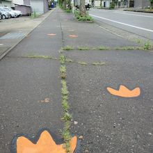 舗道には恐竜の足跡が