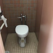 女子トイレ　洋式１和式１　身障者用トイレにおむつ交換台あり