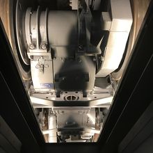 電車の下を見ることができます