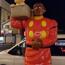 店の前にいます