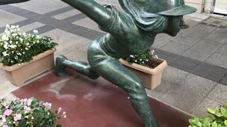 躍動感のある銅像