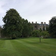 宮殿の庭園です。