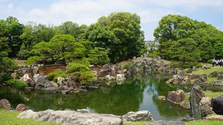 小堀遠州の代表作といわれる桃山様式の池泉回遊式庭園