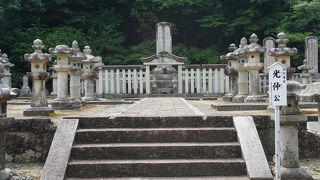 斜面いっぱいに並んだ墓石群