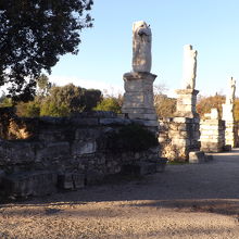 正面から見ると奥が円形になっていて、舞台のように見えます