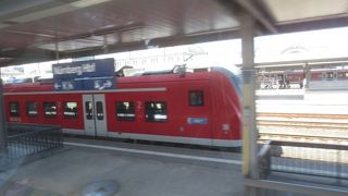 赤い色の電車　ゆっくり走る