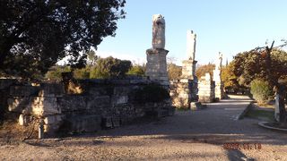 ３体の像と石塀の一部が残っていました