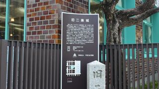 平安女学院の一画に建つ