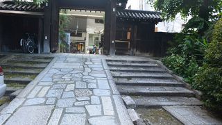 坂を下って境内へ