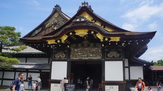 大広間の障壁画に描かれた巨大な松と鷹は諸大名に睨みを利かせる幕府の権威と徳川家の繁栄を象徴