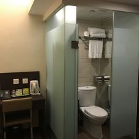 便座の真上にシャワーがあるタイプですが、広い方です。