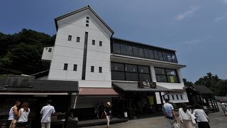 品ぞろえのよい土産物屋さん