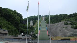 札幌の街に向かってジャンプ
