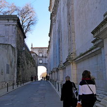 横を通っていく