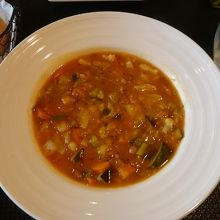 前菜　野菜と豆のスープ　ライ麦パン