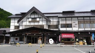 風情のある大浴場で強酸性のかけ流しを満喫