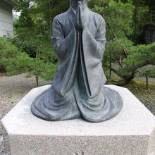 我が子の無事を祈る母の像