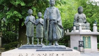 境内に旅立つ若き日の少年法然上人と我が子の無事を祈る母の像があります。