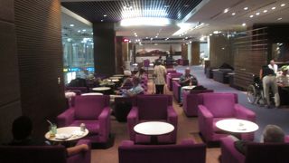 紫色のソファーでまとめられた内装