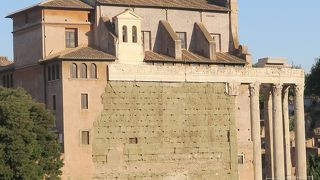 アント二ヌスピウス帝が皇后のために建てた神殿