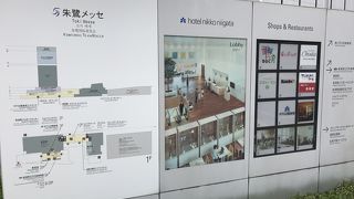 信濃川河口に立つ大きな施設