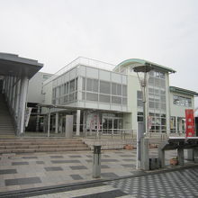 １全景、左側佐野駅への階段