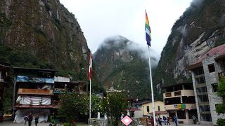 ホテル前の坂を下ると広場があります