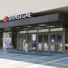 駅と百貨店への入口