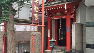 ビルに挟まれる