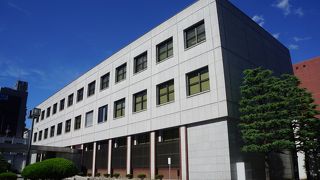 とにかく頑丈そうなコンクリートの塊