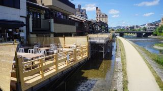 橋から川床を眺めるのも涼を感じられておつなもの