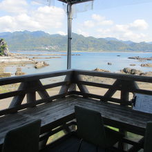 テラスも冷暖房完備の店内席もある