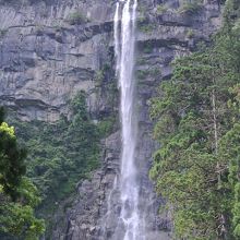 日本三大滝の那智の滝、車で行くのが一番便利である
